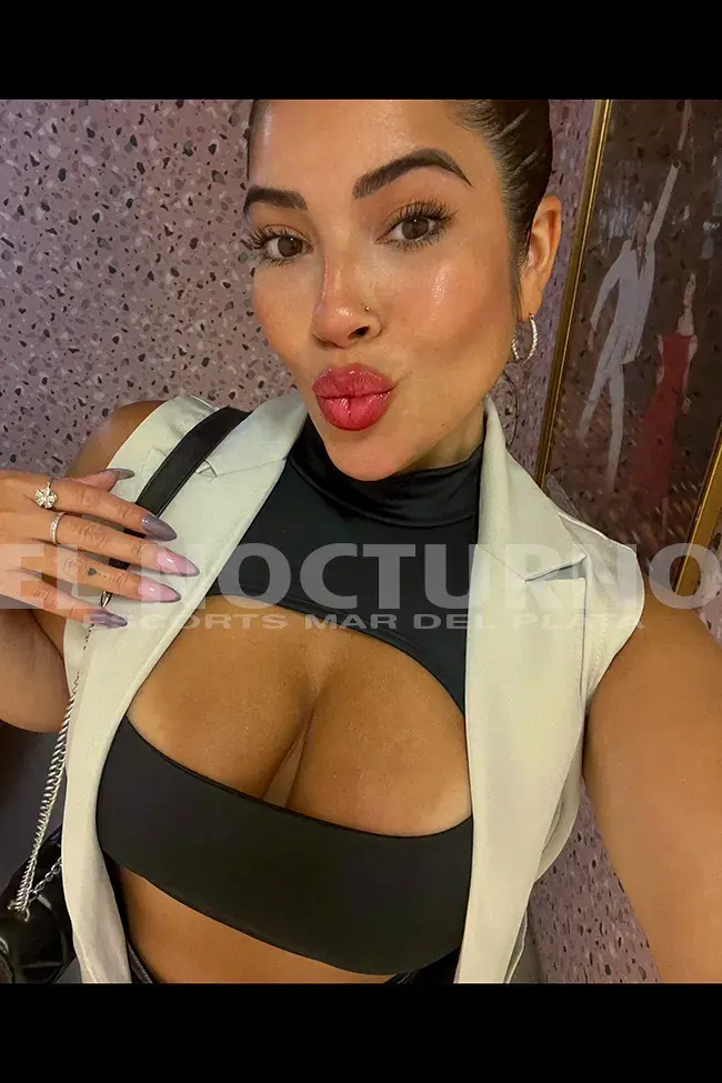 Escort alexandra de Mar del Plata, en el jacuzzi con una bikini