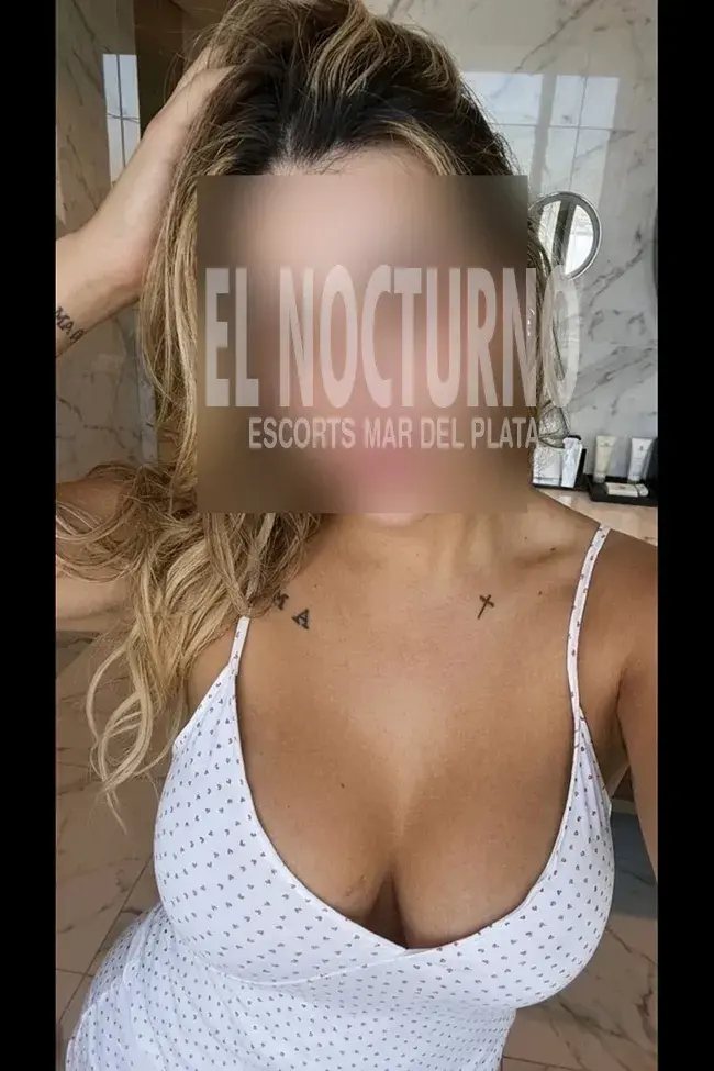 Escort Bruna Fitness de Mar del Plata, de perfil haciendo topless