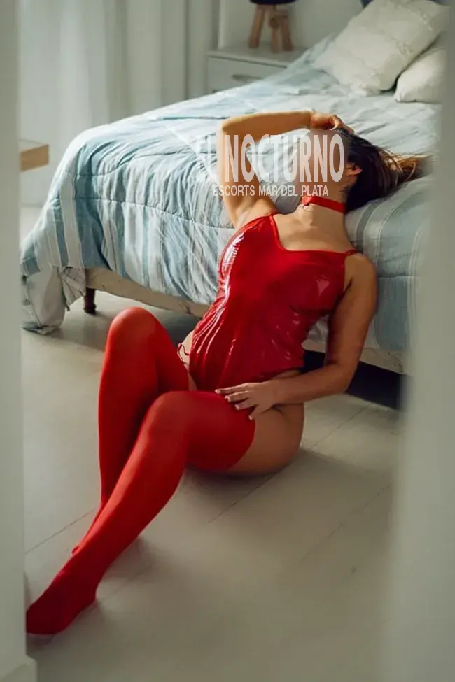 Escort Camila de Mar del Plata, en el jacuzzi con una bikini