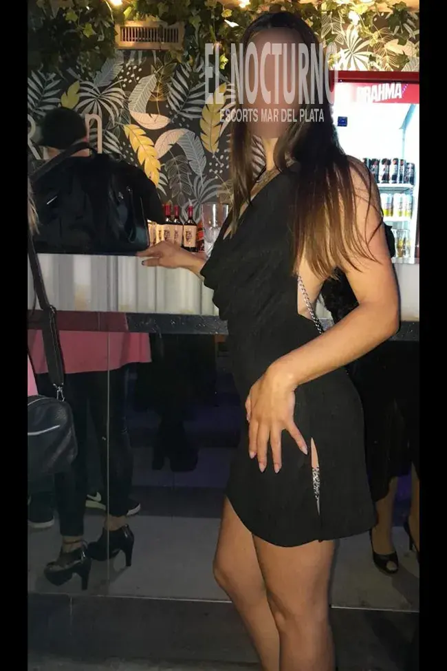 Escort serena de Mar del Plata, en foto erótica cuidada con pantalones de jean