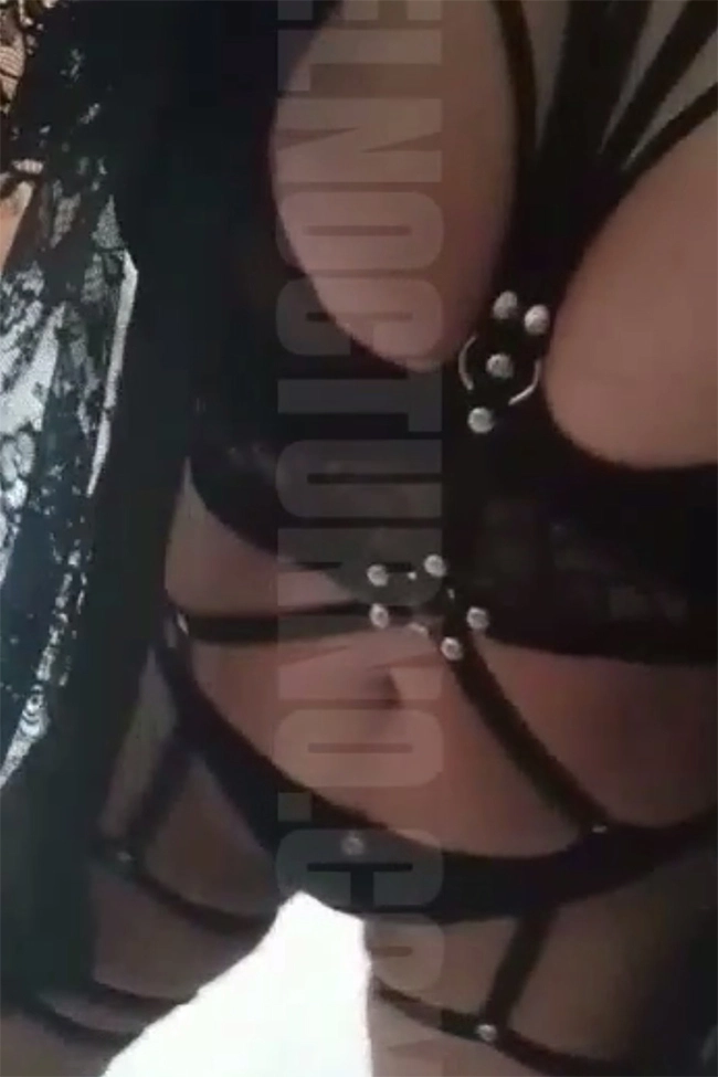 Video de Escort Ana Luz de Mar del Plata, vestida de negro